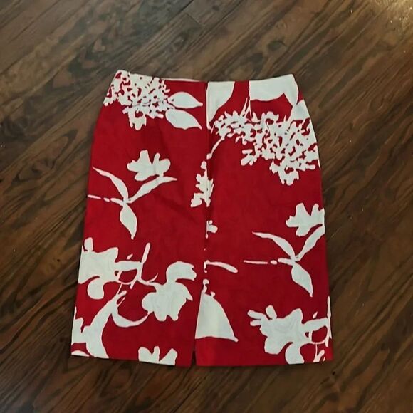 Talbots beautiful red and white skirt. Size 4. Zip up back. - Picture 3 of 3